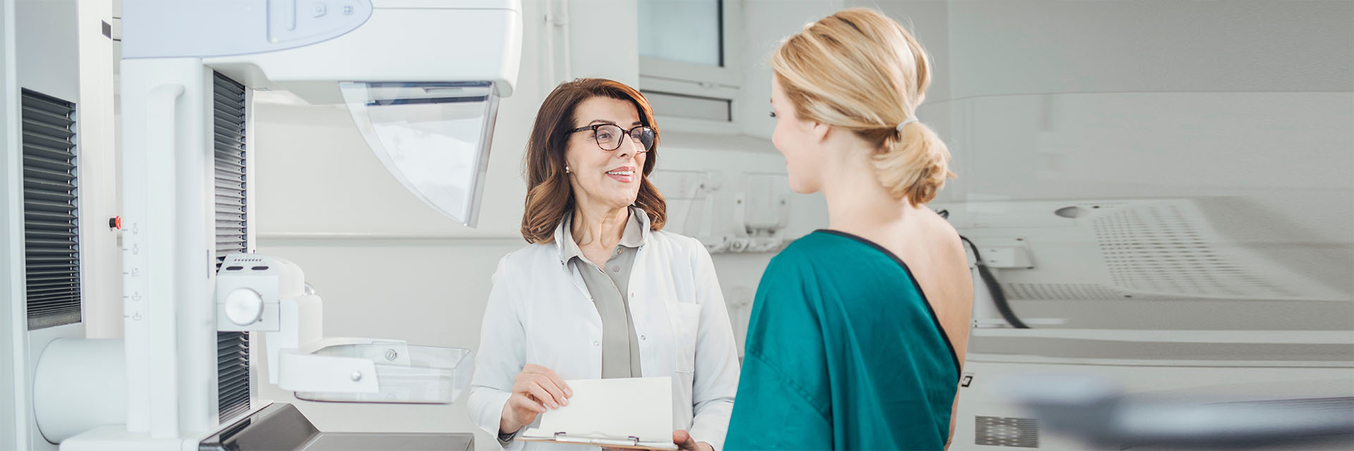 Female patient getting mamogram